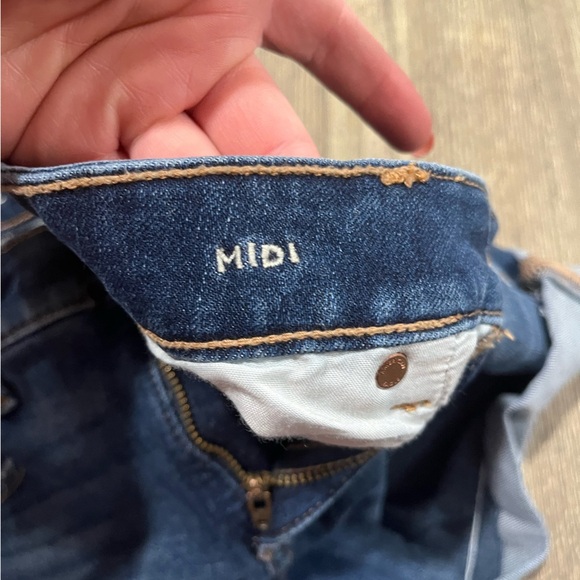 American Eagle Midi Boyfriend Shorts Cuffed Cut Off Denim Dark Wash Size 8 - Picture 6 of 8